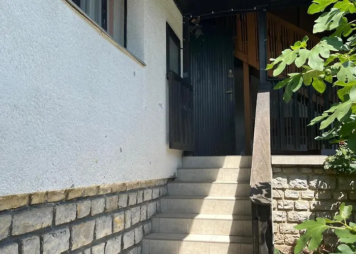 Kristaly Apartmanhaz פוניארצוושהג'